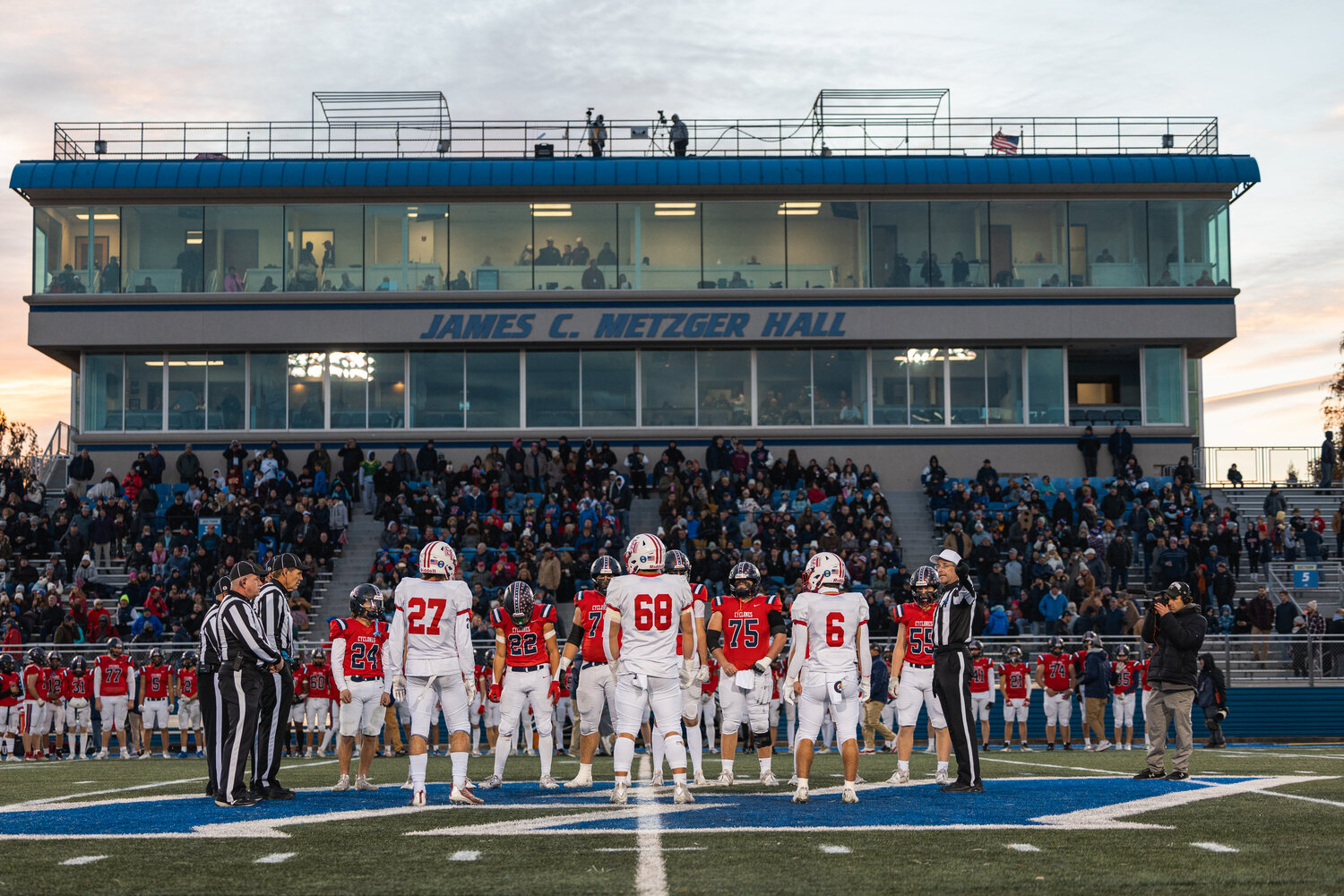 The Redmen and Cyclones battled for the champion title during a nail-biting game at Hoftsra’s Shuart Stadium.